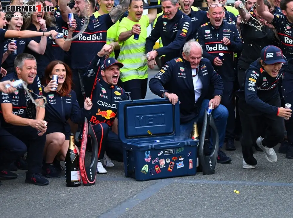 Foto zur News: Max Verstappen und das Red-Bull-Team jubeln über den Sieg beim Formel-1-Rennen 2025 in Baku