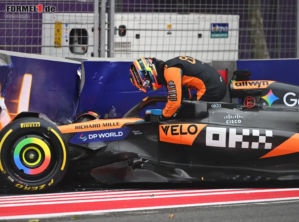 Foto zur News: Oscar Piastri nach seinem Unfall beim Formel-1-Rennen in Baku 2025