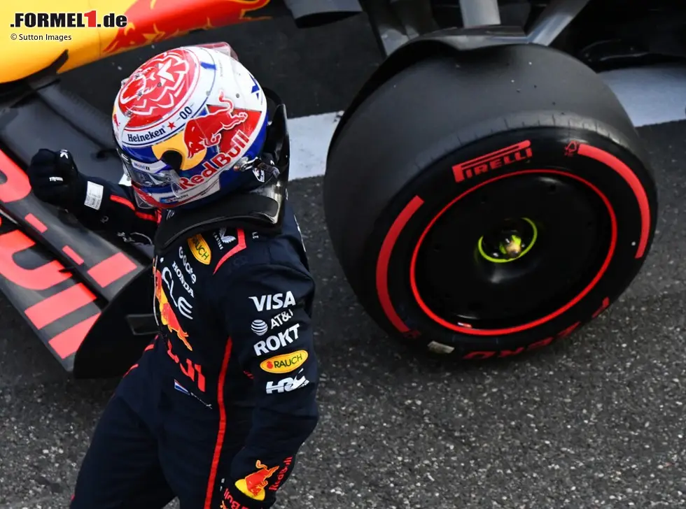 Foto zur News: Max Verstappen neben einem Soft-Reifen von Pirelli