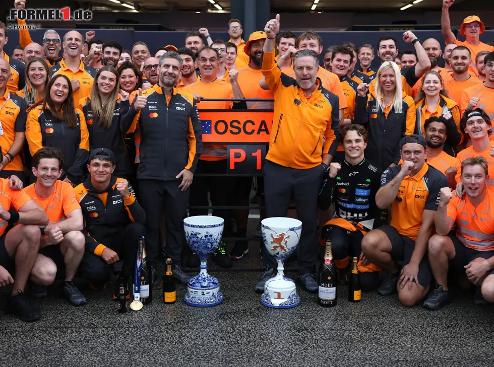 Foto zur News: Das McLaren-Team jubelt über den Sieg beim Formel-1-Rennen in Zandvoort 2025