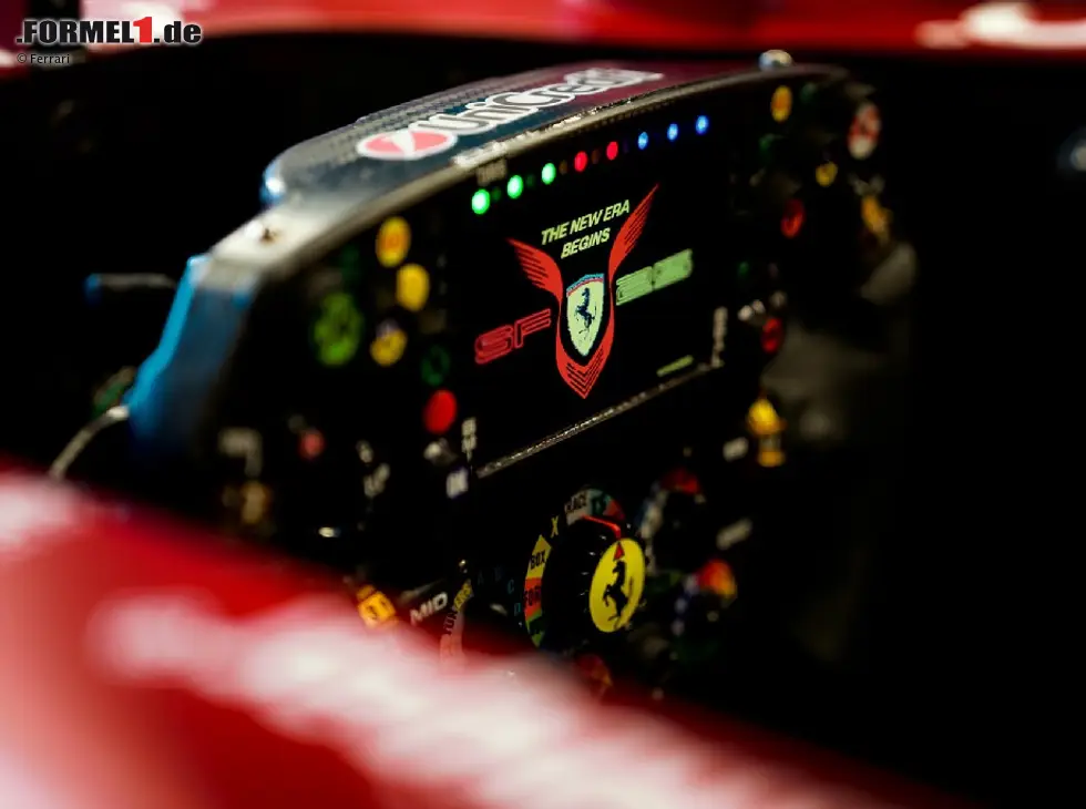 Foto zur News: Blick ins Cockpit: Ein modernes Ferrari-Lenkrad aus der Formel 1