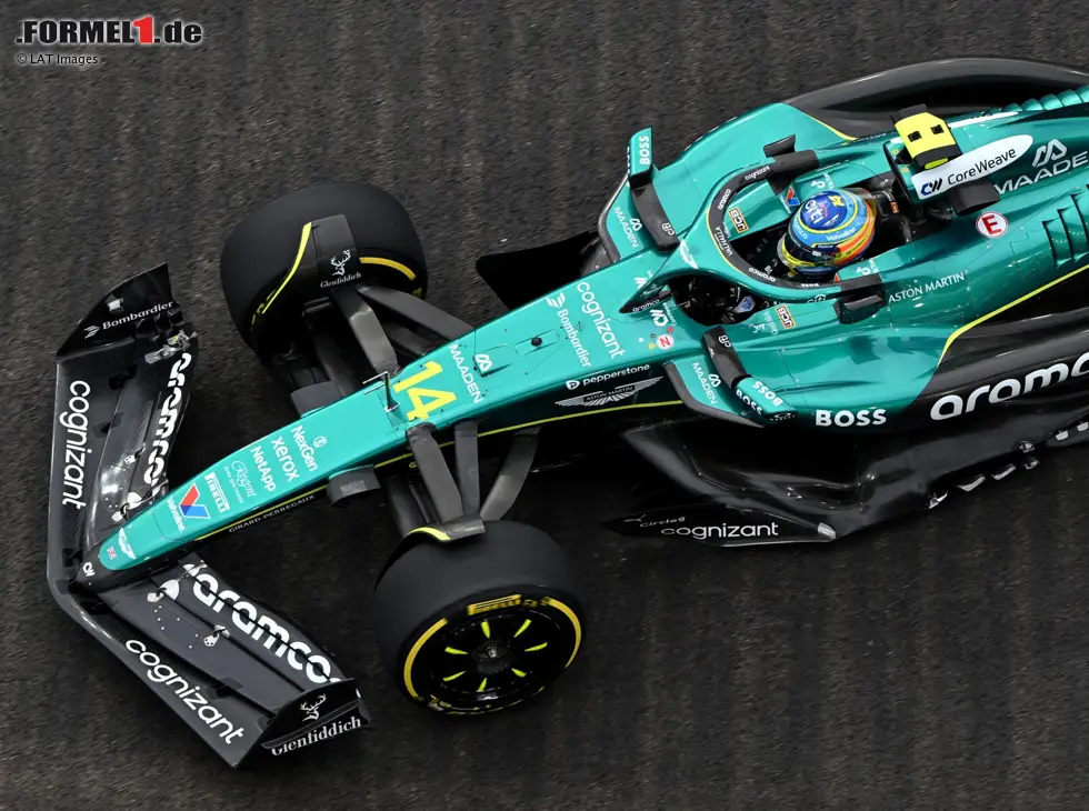 Foto zur News: Fernando Alonso im Aston Martin AMR25 in Singapur 2025