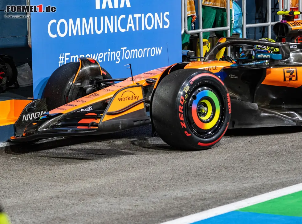Lando Norris nach der Kollision in der Boxengasse mit kaputtem Frontflügel Foto zur News: Lando Norris nach der Kollision in der Boxengasse mit kaputtem Frontflügel