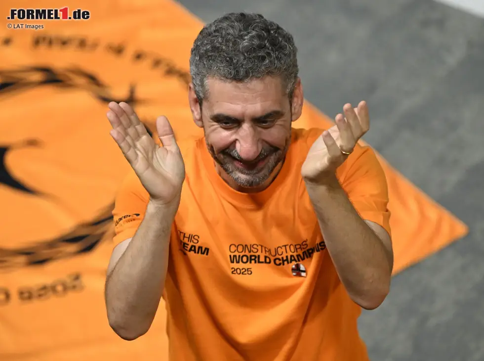 Foto zur News: McLaren-Teamchef Andrea Stella beim WM-Jubel in Singapur 2025