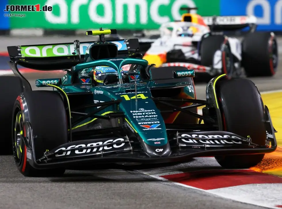 Foto zur News: Fernando Alonso mit Isack Hadjar im Rückspiegel in Singapur 2025
