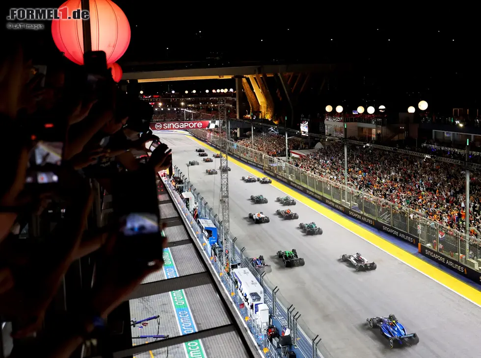 Foto zur News: Fans verfolgen den Formel-1-Start in Singapur 2025