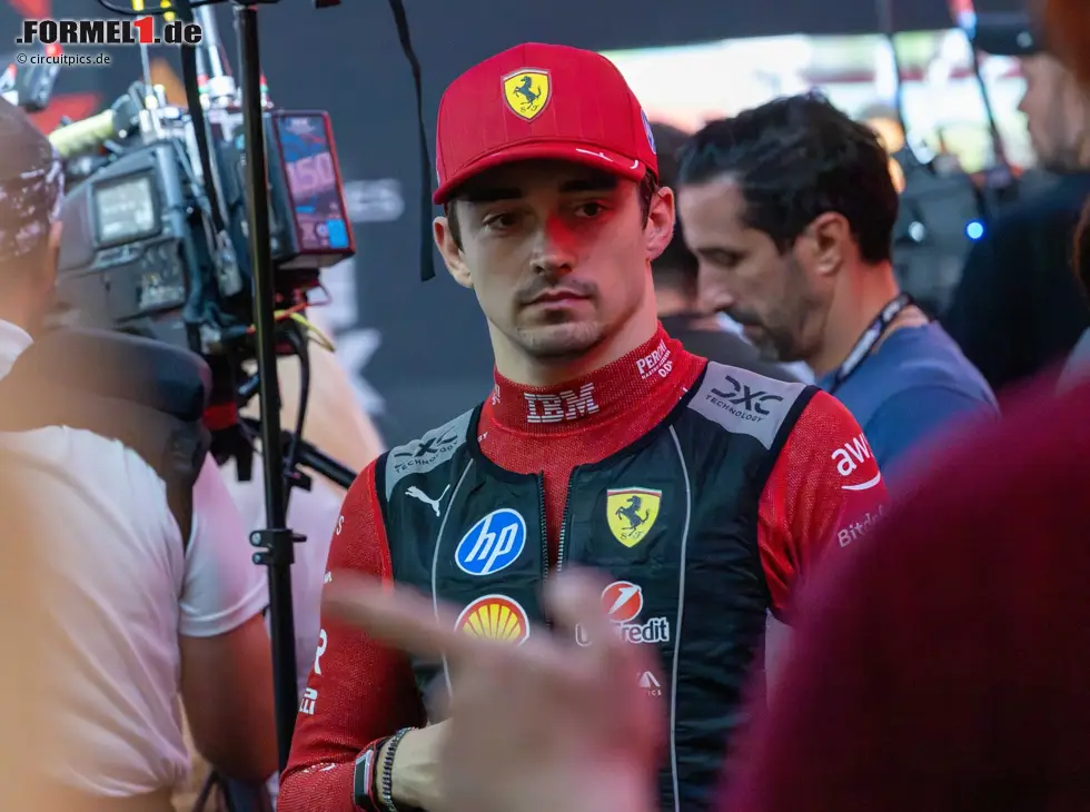 Foto zur News: Charles Leclerc nach dem Formel-1-Rennen in Singapur