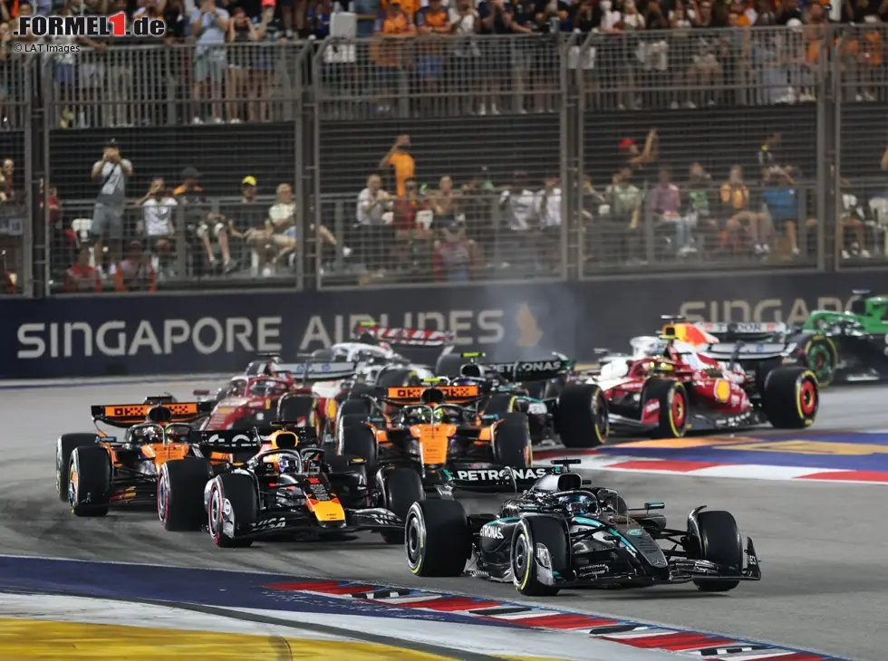Foto zur News: George Russell, Max Verstappen