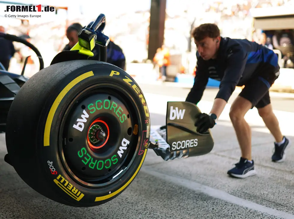 Foto zur News: Ein Medium-Reifen von Pirelli an einem Formel-1-Auto 2025