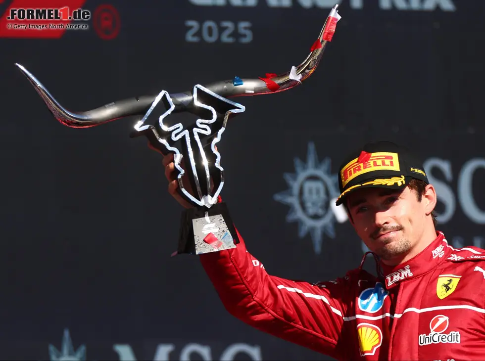 Charles Leclerc präsentiert die Trophäe für Platz drei in Austin Foto zur News: Charles Leclerc präsentiert die Trophäe für Platz drei in Austin