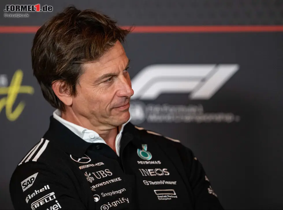 Toto Wolff glaubt, dass Verstappen im WM-Kampf einen "psychologischen Vorteil" hat Foto zur News: Toto Wolff glaubt, dass Verstappen im WM-Kampf einen "psychologischen Vorteil" hat