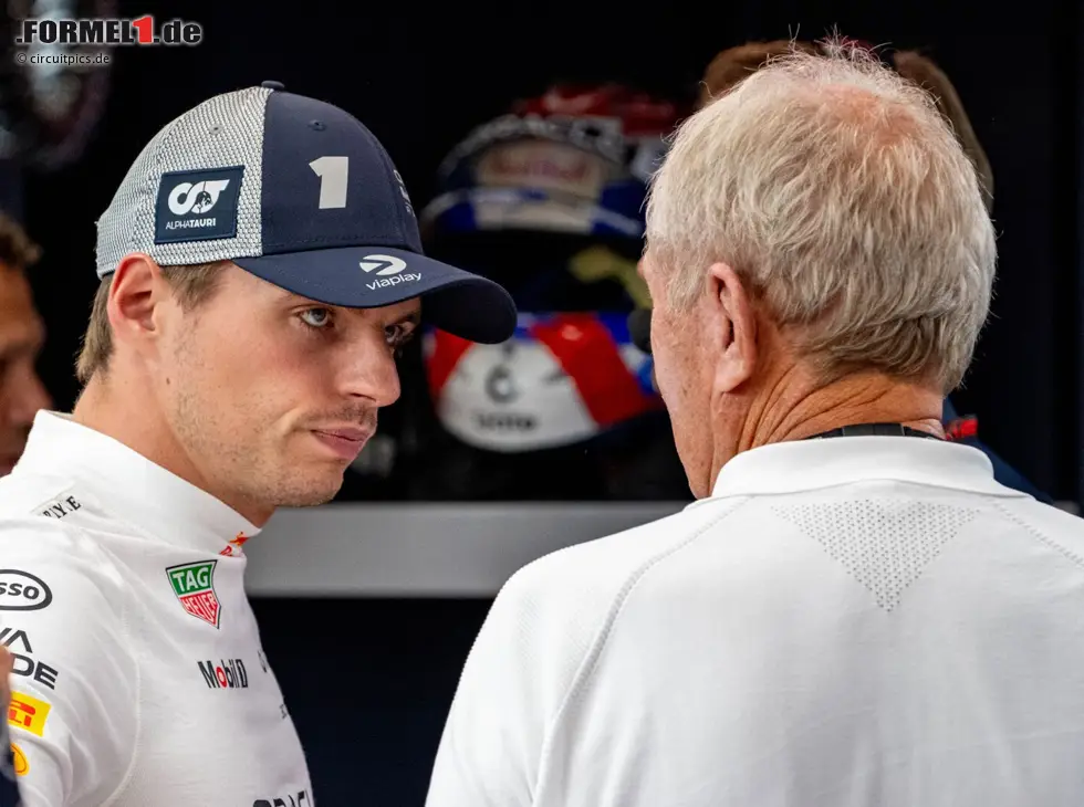 Foto zur News: Max Verstappen mit ernstem Blick in Richtung Helmut Marko
