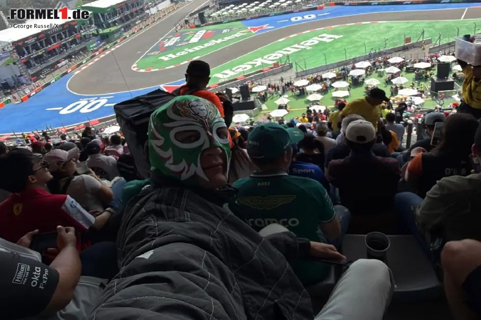 "Undercover": George Russell in Verkleidung auf der Formel-1-Tribüne in Mexiko 2025 Foto zur News: "Undercover": George Russell in Verkleidung auf der Formel-1-Tribüne in Mexiko 2025