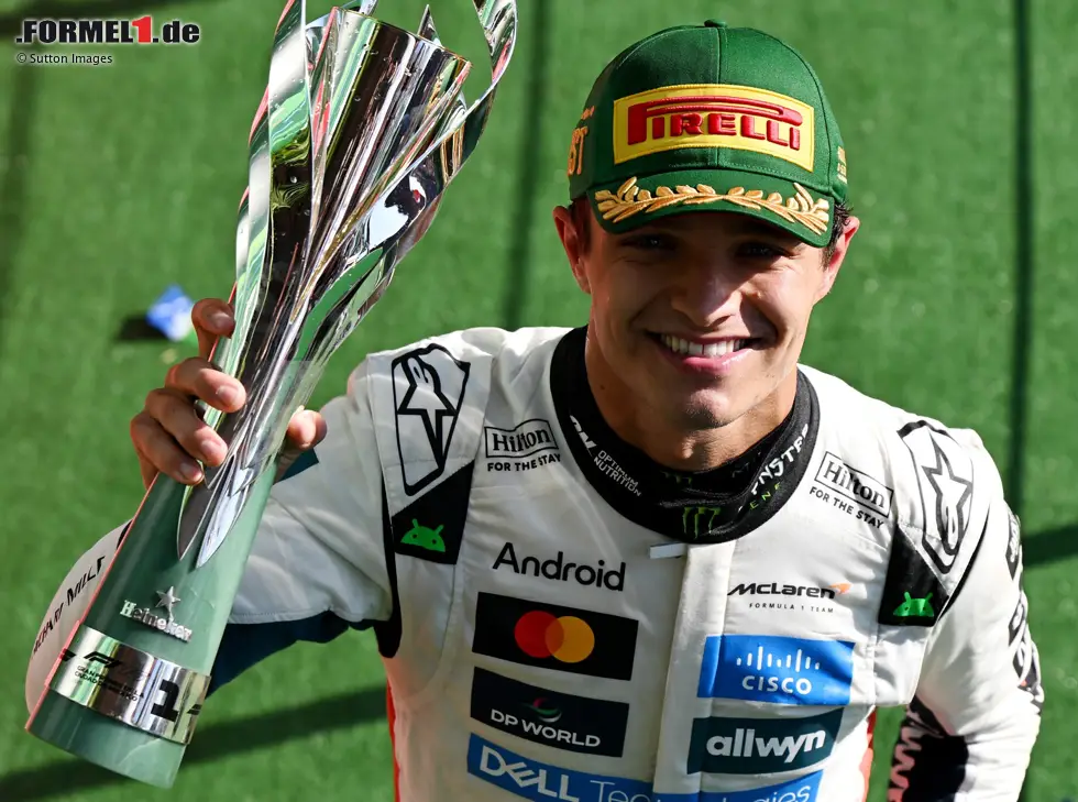 Foto zur News: Lando Norris mit dem Siegerpokal von Mexiko 2025