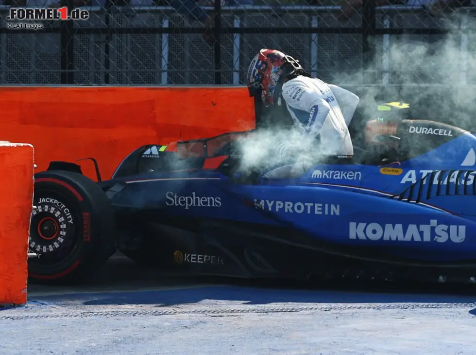Foto zur News: Carlos Sainz nach seinem Ausfall beim Grand Prix von Mexiko-Stadt 2025
