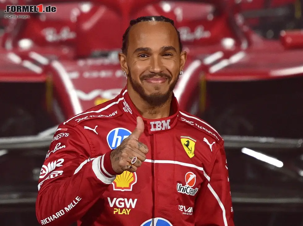 Foto zur News: Lewis Hamilton zeigt den Daumen nach oben