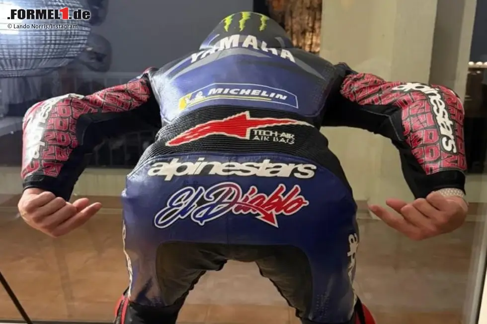 Foto zur News: Lando Norris posiert im MotoGP-Rennanzug