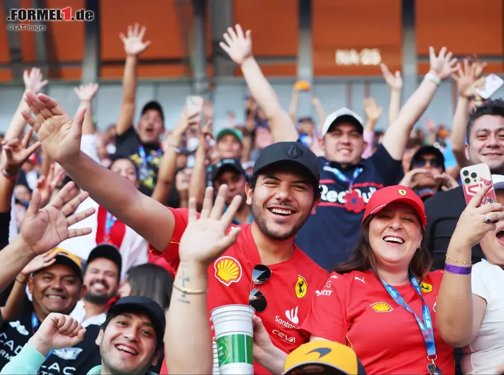 Foto zur News: Formel-1-Fans auf den Tribünen an der Rennstrecke
