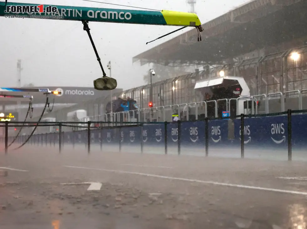 Foto zur News: Regen in der Boxengasse des Autodromo Jose Carlos Pace in Interlagos, Sao Paulo (Brasilien)