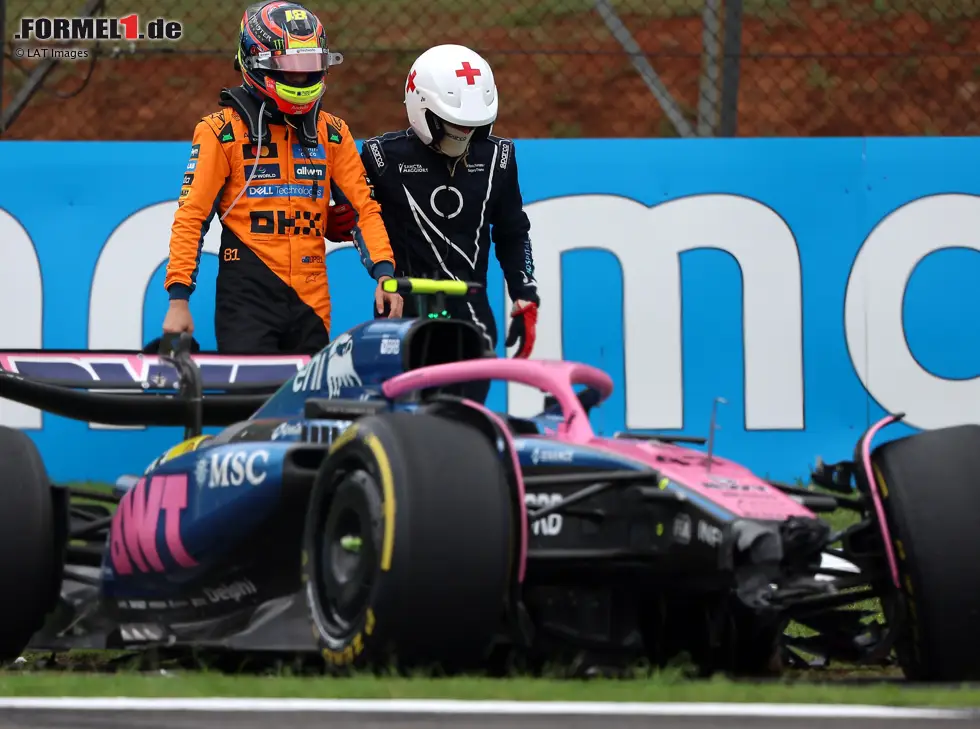 Foto zur News: Oscar Piastri (McLaren) neben dem Wrack von Franco Colapinto (Alpine) beim Formel-1-Sprint in Sao Paulo 2025