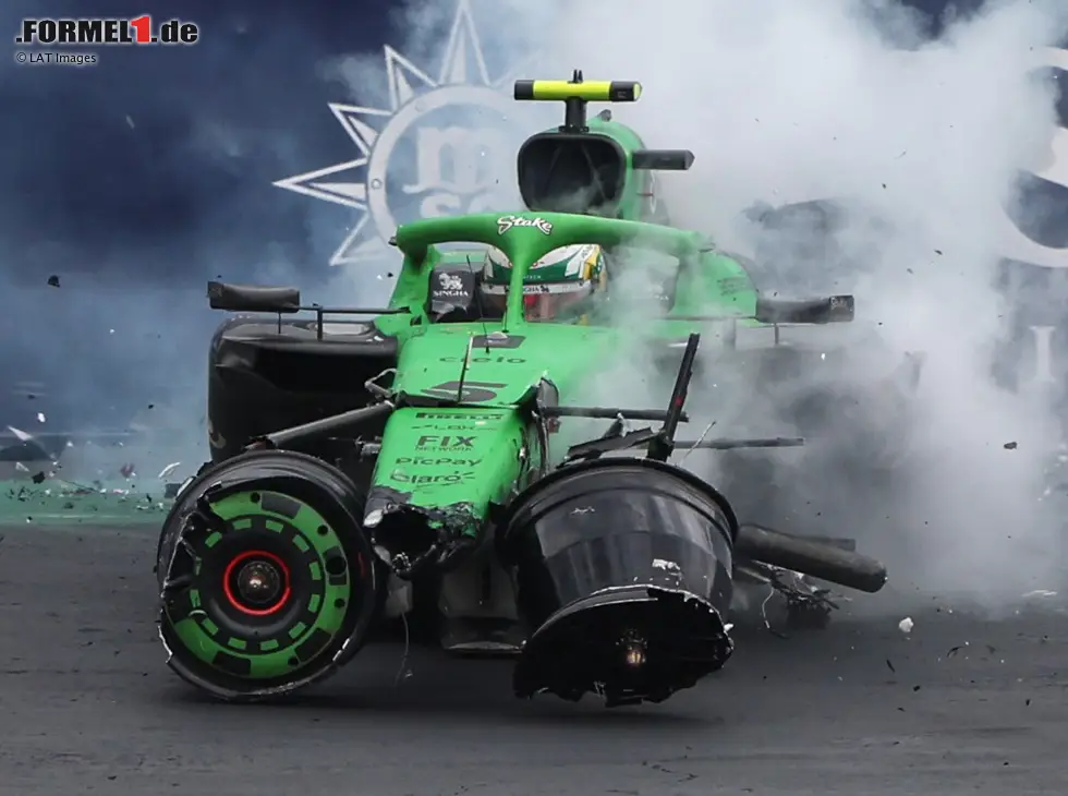 Foto zur News: Gabriel Bortoleto (Sauber C45) verunfallt im Formel-1-Sprint von Brasilien 2025