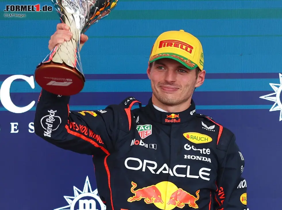 Foto zur News: Max Verstappen mit dem Pokal für Platz drei in Sao Paulo 2025