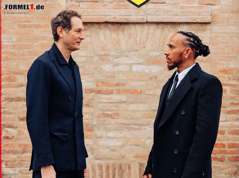 Foto zur News: John Elkann und Lewis Hamilton