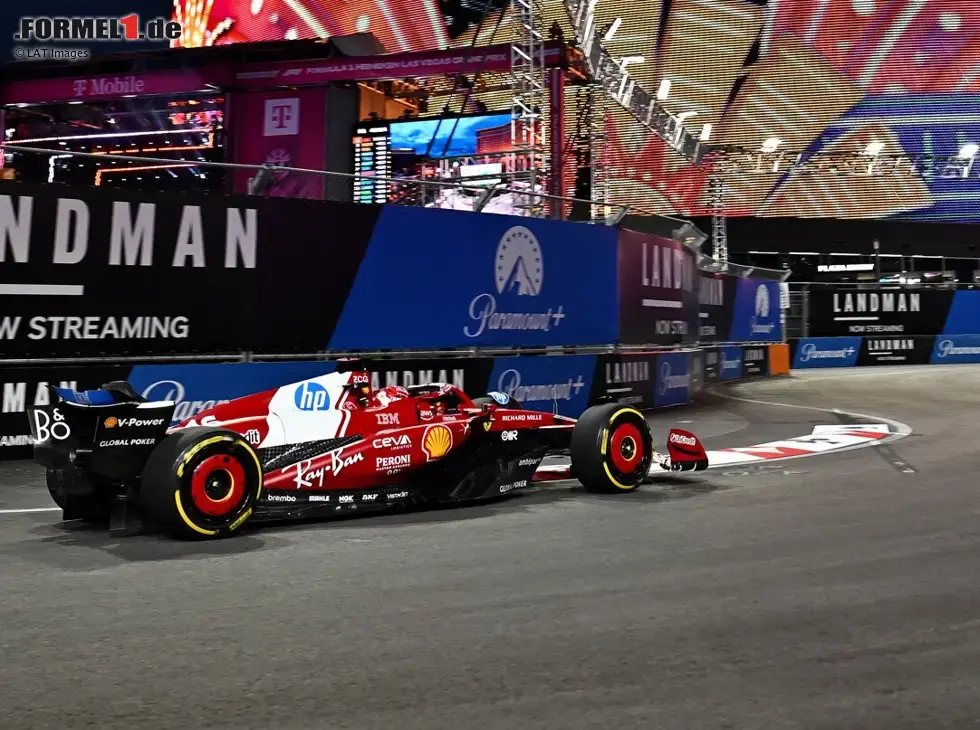 Foto zur News: Charles Leclerc eingangs der Schikane vor der "Spehere" in Las Vegas 2025