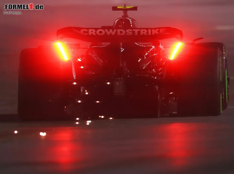 Foto zur News: Rückansicht von Andrea Kimi Antonelli im Mercedes in Las Vegas 2025 mit leuchtenden Heckleuchten