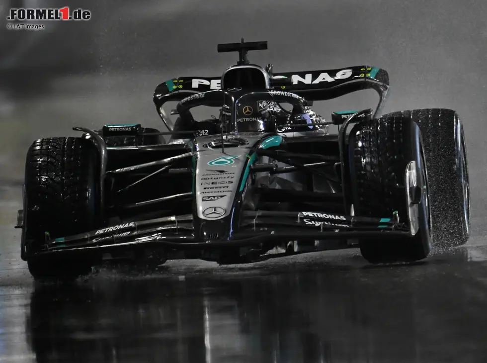 Foto zur News: George Russell (Mercedes W16) vor Max Verstappen (Red Bull RB21) beim Formel-1-Rennen in Las Vegas 2025