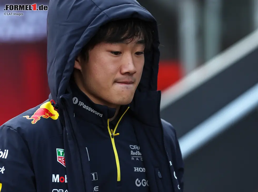 Foto zur News: Red-Bull-Fahrer Yuki Tsunoda mit ernster Miene im Formel-1-Fahrerlager