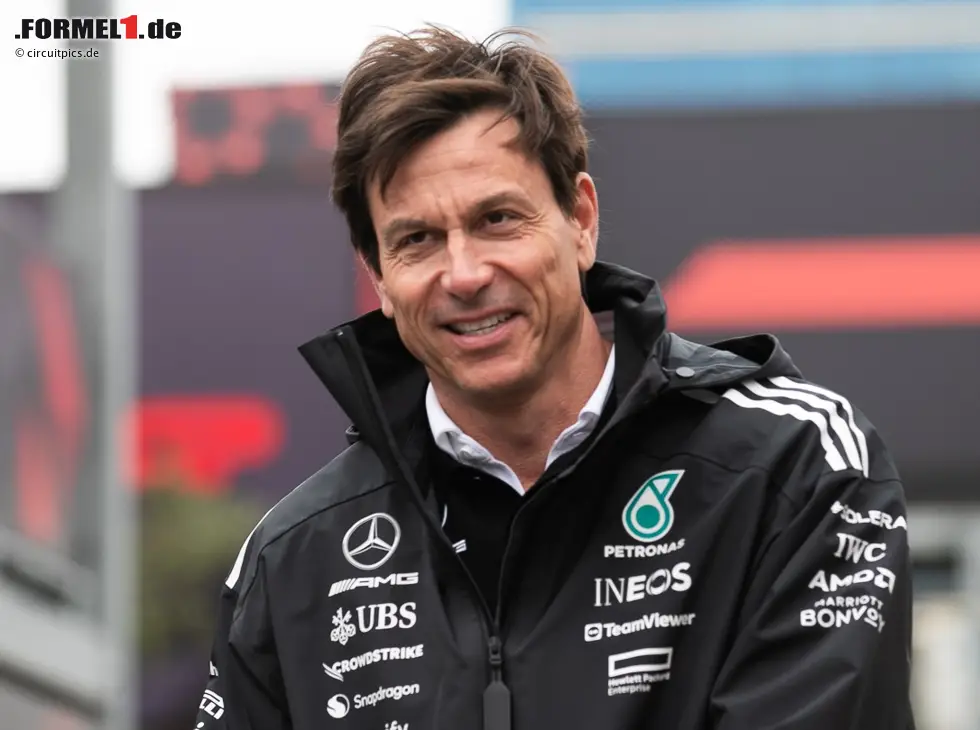 Foto zur News: Mercedes-Teamchef Toto Wolff im Formel-1-Fahrerlager 2025