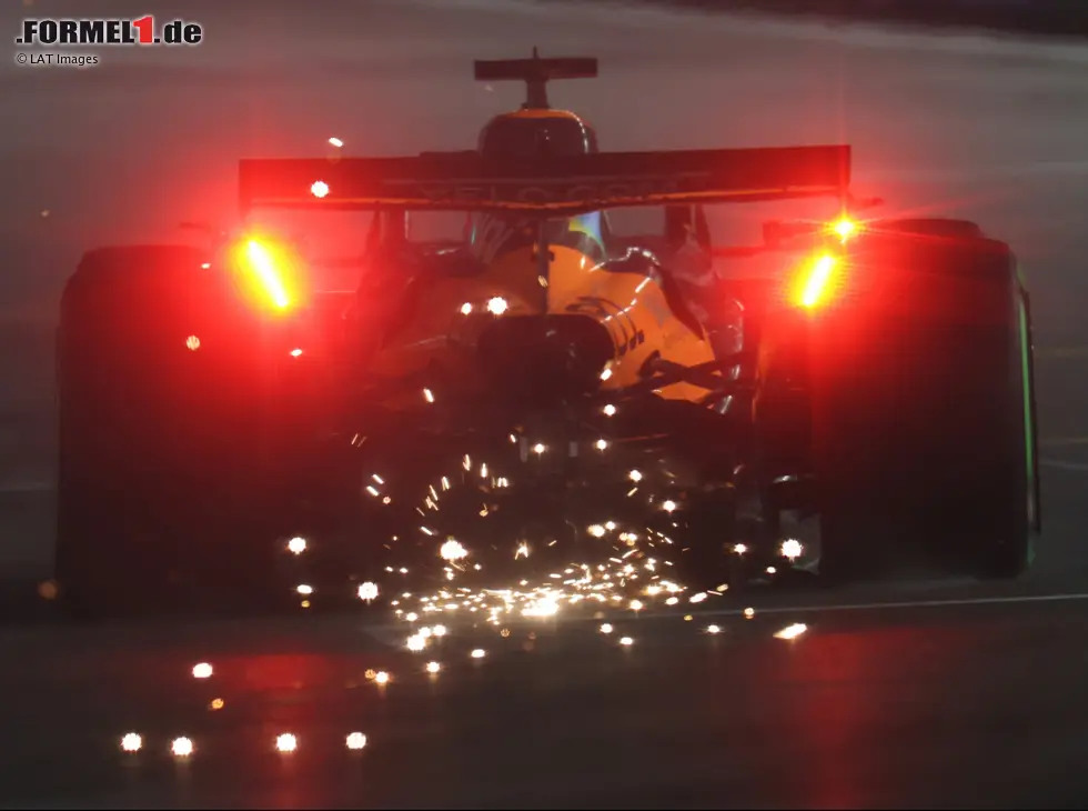 Foto zur News: Oscar Piastri im McLaren MCL39 mit Funkenflug in Las Vegas 2025