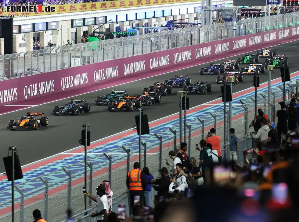 Foto zur News: Startszene beim Formel-1-Sprint in Katar 2025