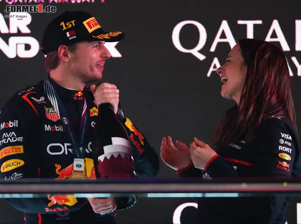 Foto zur News: Max Verstappen und Red-Bull-Strategin Hannah Schmitz beim Formel-1-Rennen in Katar 2025