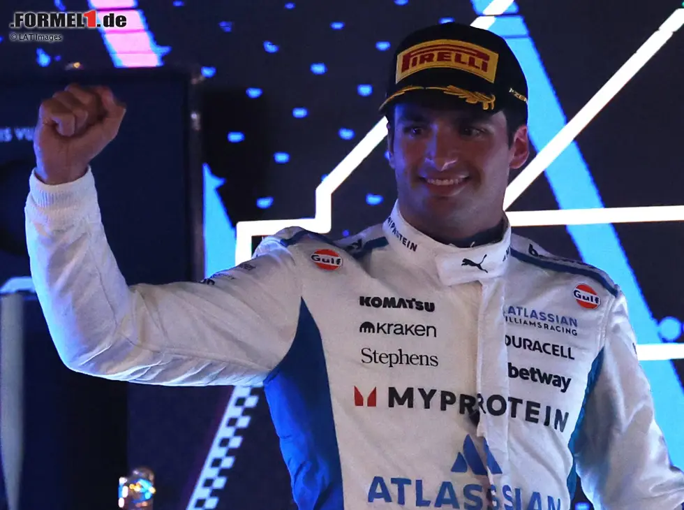 Foto zur News: Carlos Sainz bejubelt Platz drei in Katar 2025 auf dem Podium