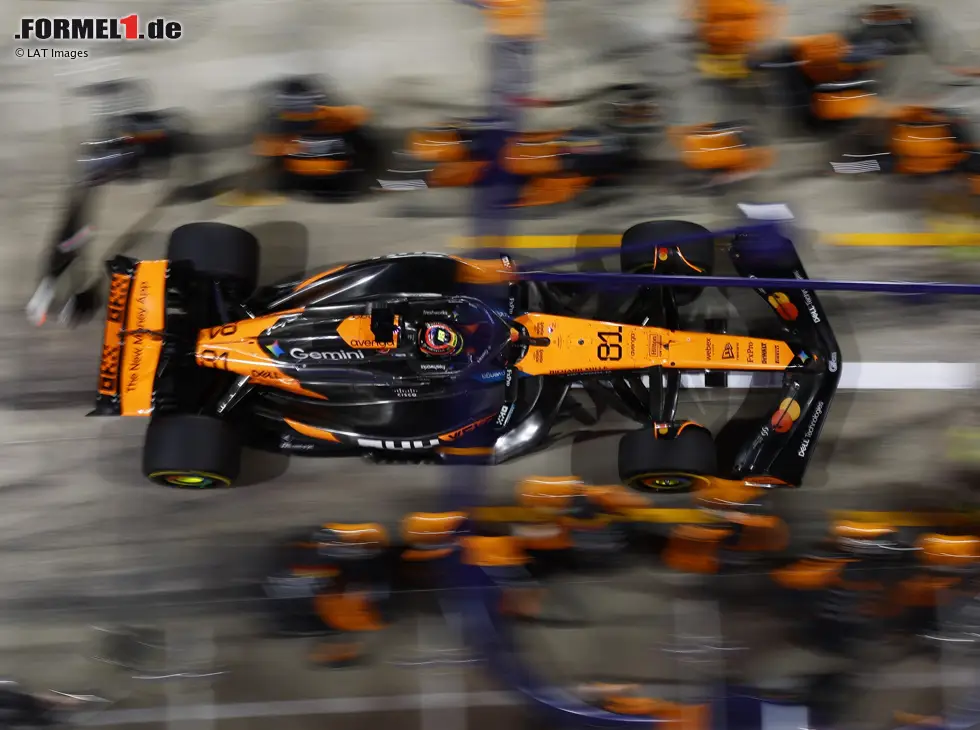 Foto zur News: Oscar Piastri beim Boxenstopp im Grand Prix von Katar 2025
