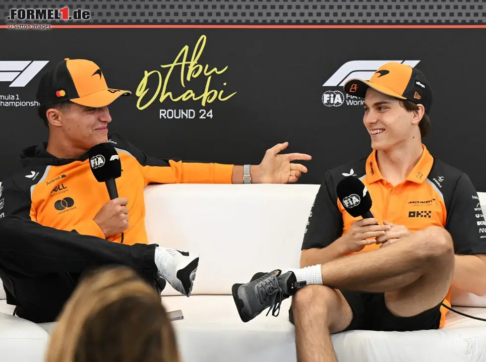 Foto zur News: Lando Norris und Oscar Piastri in der Pressekonferenz in Abu Dhabi 2025