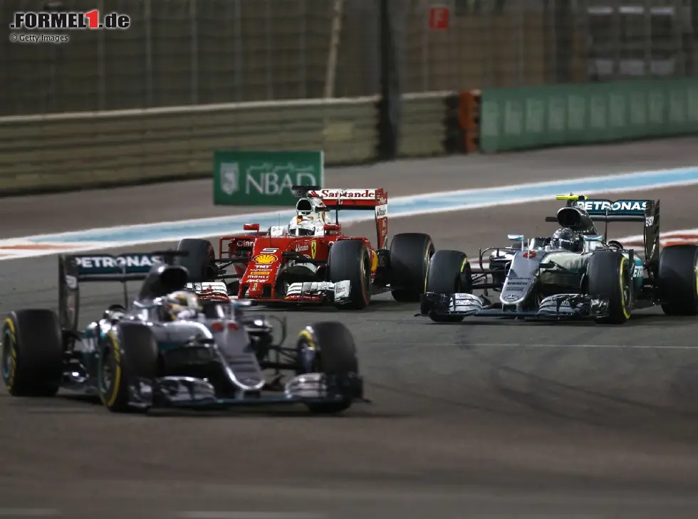 Foto zur News: Lewis Hamilton vor Nico Rosberg beim Formel-1-Saisonfinale 2016 in Abu Dhabi