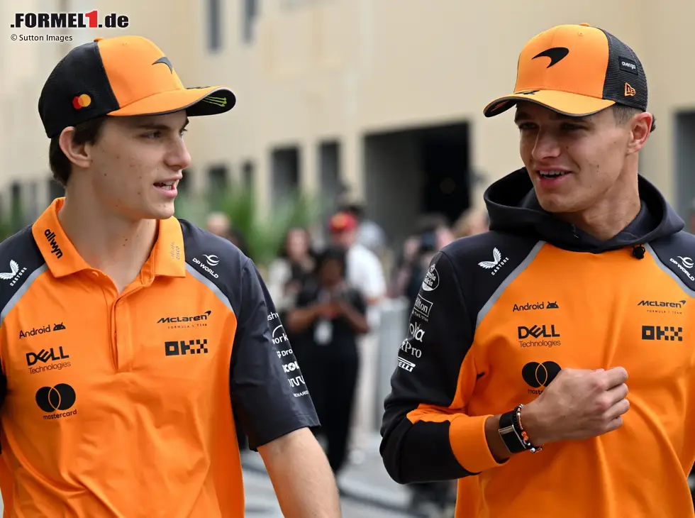 Foto zur News: Die McLaren-Teamkollegen Oscar Piastri und Lando Norris in Abu Dhabi 2025