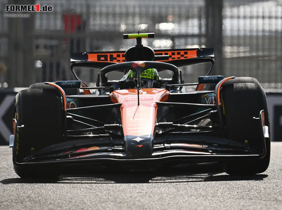 Foto zur News: Lando Norris im McLaren MCL39 im Training in Abu Dhabi 2025