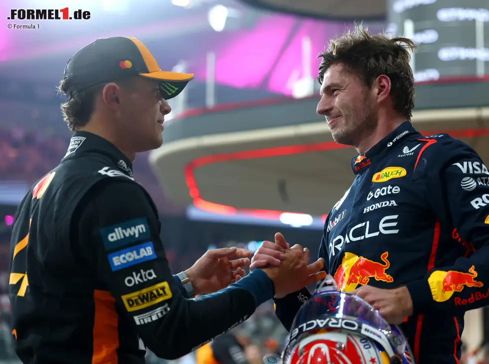 Foto zur News: Max Verstappen (Red Bull) und Lando Norris (McLaren) beim Formel-1-Rennen in Abu Dhabi 2025