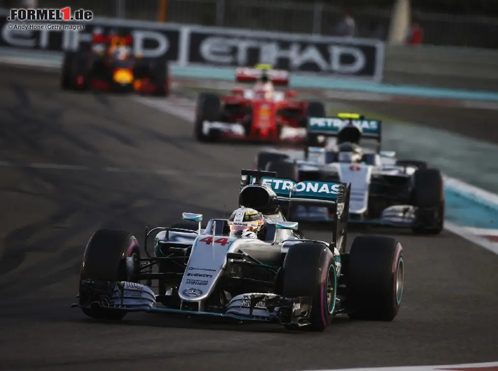 Foto zur News: Lewis Hamilton vor Nico Rosberg und Sebastian Vettel beim Formel-1-Rennen in Abu Dhabi 2016
