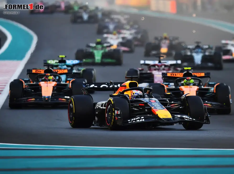 Foto zur News: Max Verstappen (Red Bull RB21) beim Formel-1-Rennen in Abu Dhabi 2025