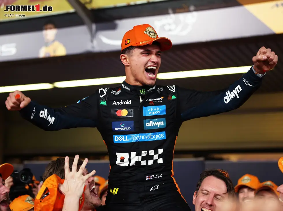 Foto zur News: Lando Norris feiert seinen WM-Titelgewinn in Abu Dhabi 2025