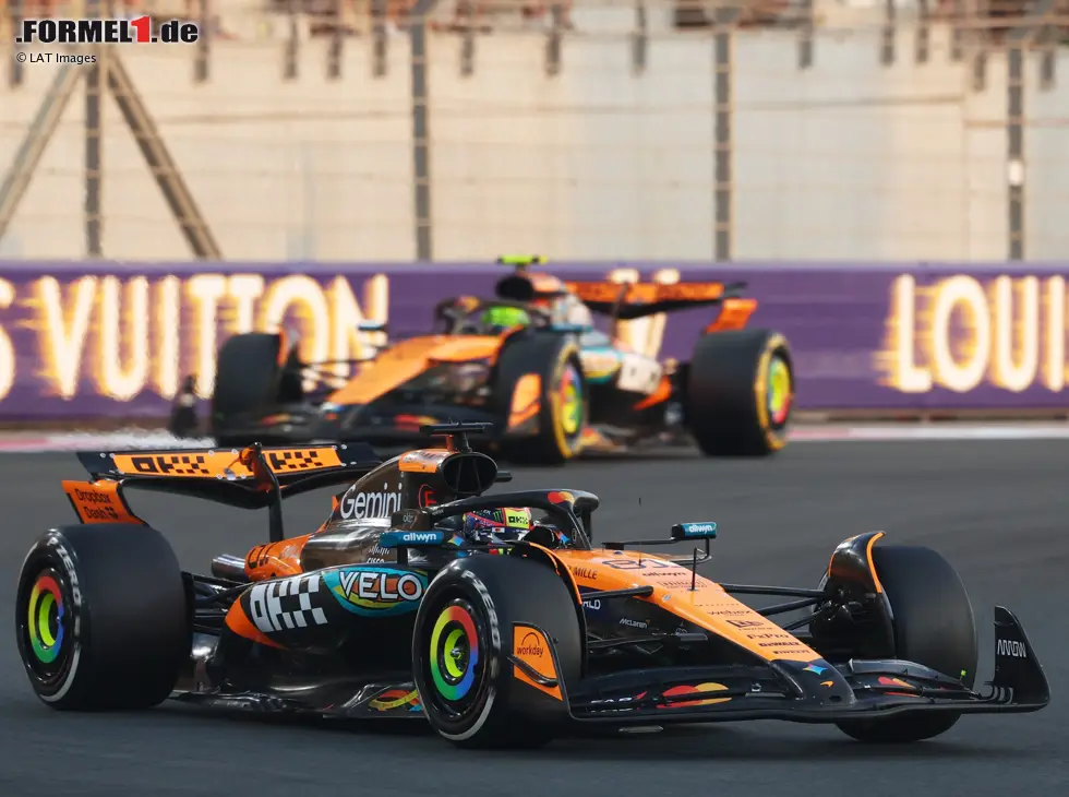 Foto zur News: Oscar Piastri vor seinem McLaren-Teamkollegen Lando Norris