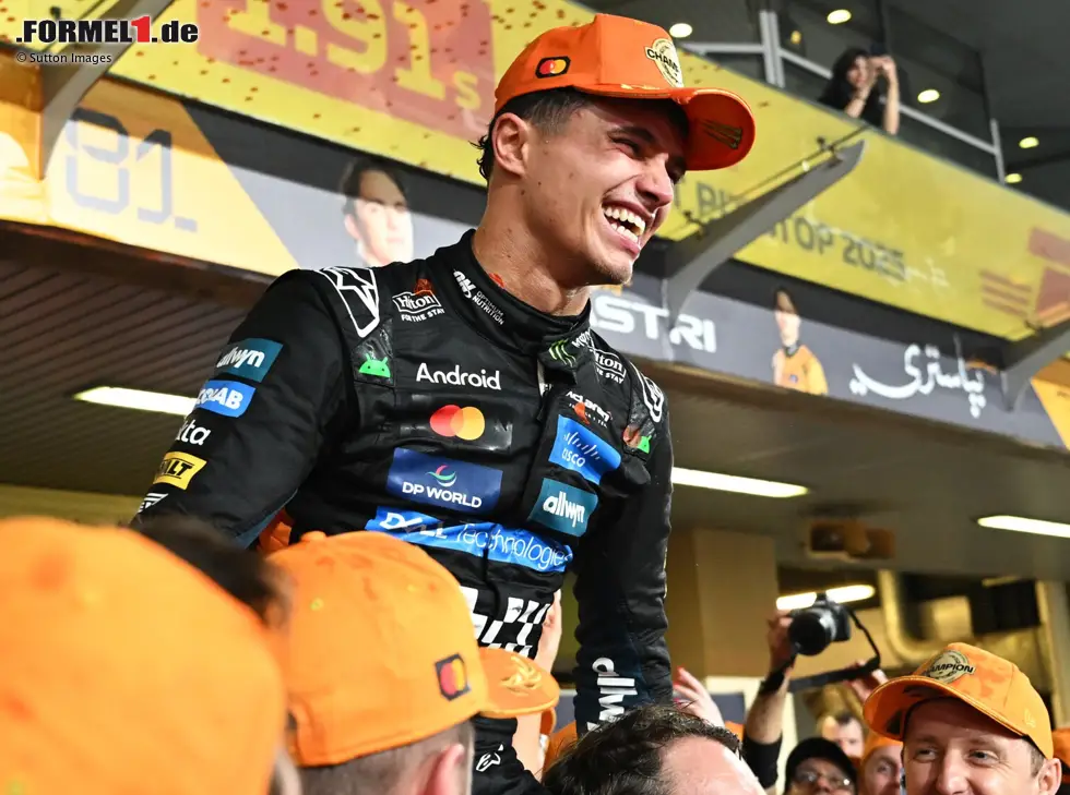 Foto zur News: Lando Norris bejubelt seinen WM-Titelgewinn in Abu Dhabi 2025