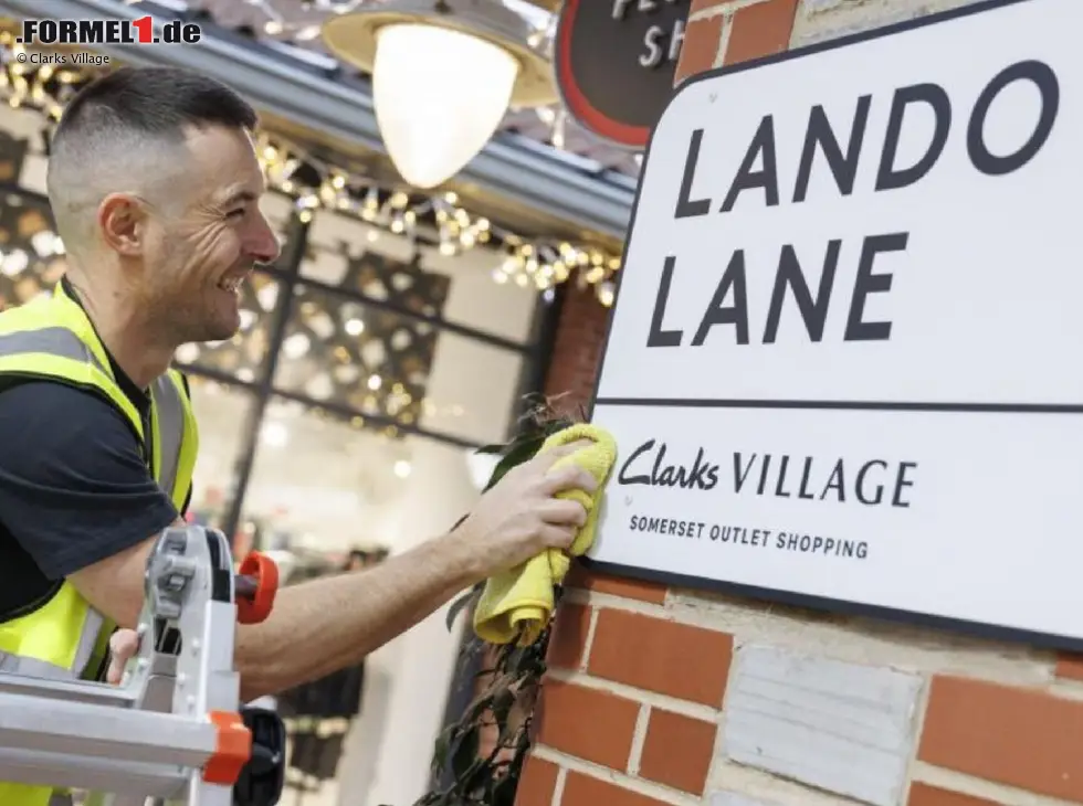 Foto zur News: Das frisch montierte Straßenschild der "Lando Lane" in Street, England