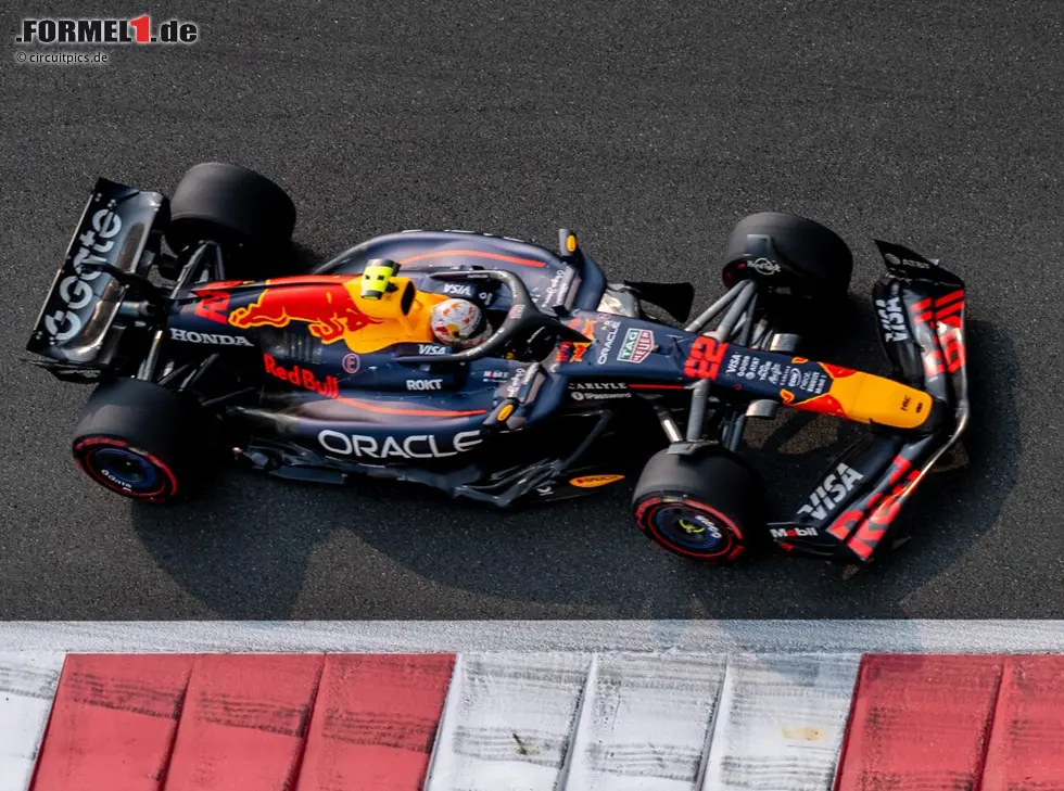 Foto zur News: Yuki Tsunoda iM Red Bull RB21 beim Formel-1-Finale in Abu Dhabi 2025