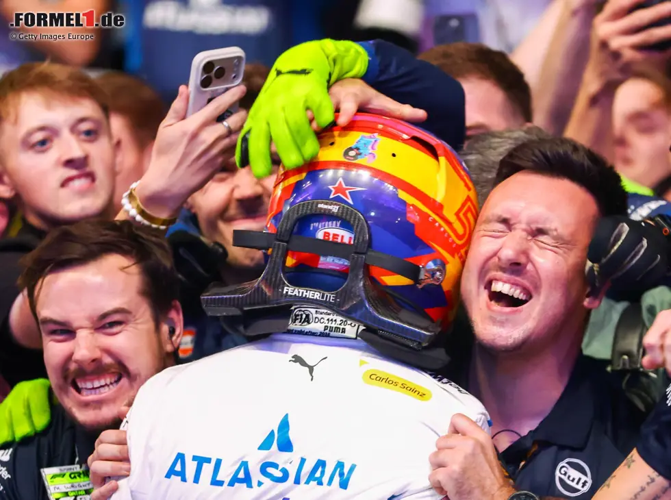 Foto zur News: Carlos Sainz feiert mit der Williams-Crew - und der Einhorn-Sticker ist auf dem Helm zu sehen